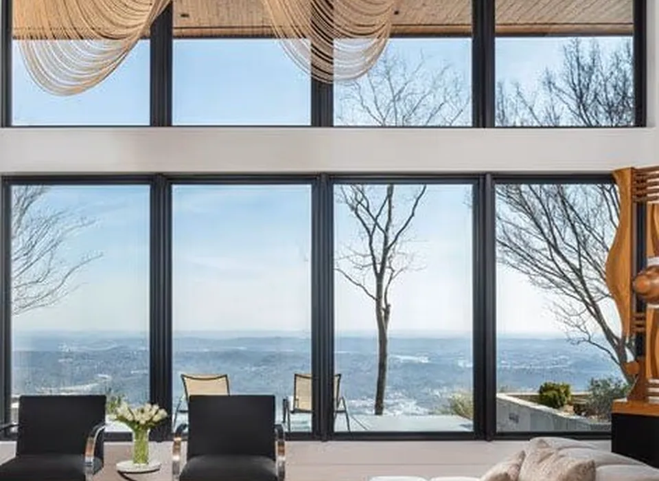 Contemporary room with Andersen 400 Series windows